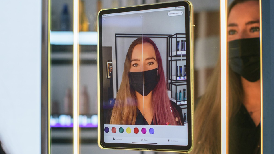 Espelho interativo em Salão de Beleza da Amazon