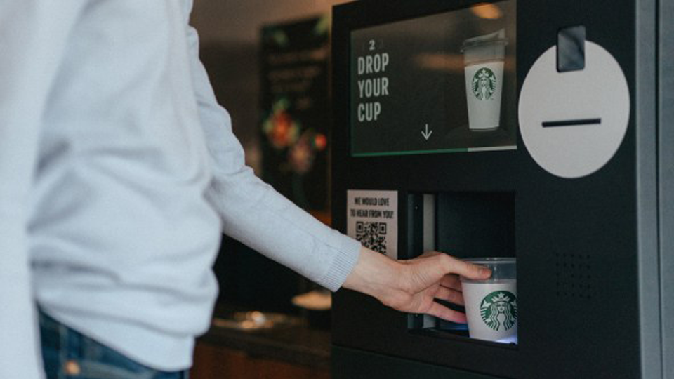 Quiosque de devolução dos copos reutilizáveis da Starbucks