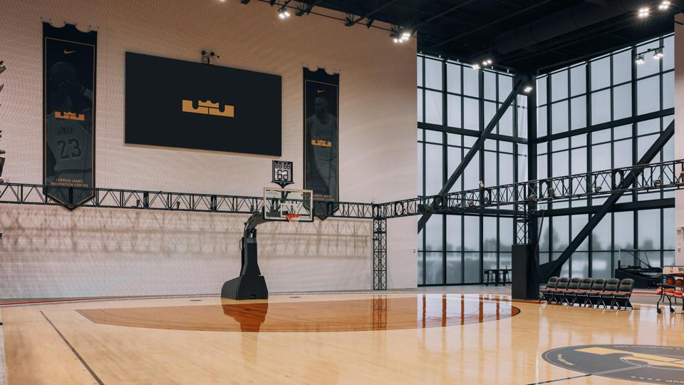 Quadra de basquete padrão NBA no Centro de Pesquisa da Nike