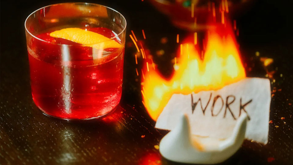Bar Spectre em Singapura convida clientes a queimarem seus problemas.